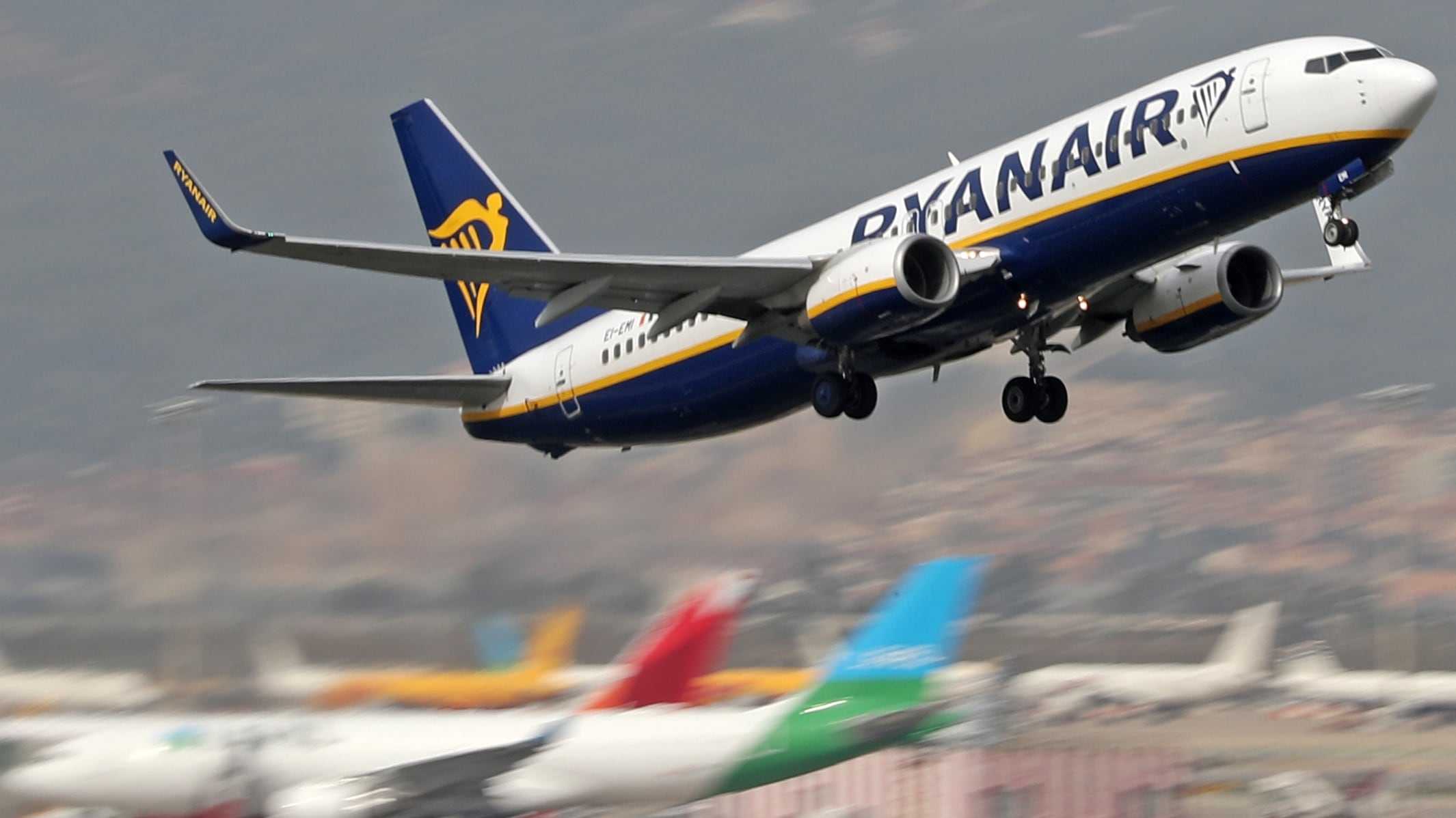 Un avión B737 de Ryanair en la operación de aterrizaje en el aeropuerto de Barcelona-El Prat.
