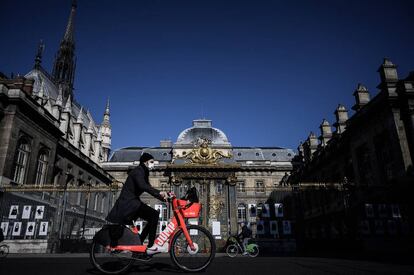Un hombre pasa en bicicleta por el Palais de Justice, en la Île de la Cité, París, el pasado mayo.