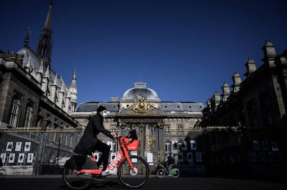 Un hombre pasa en bicicleta por el Palais de Justice, en la Île de la Cité, París, el pasado mayo.