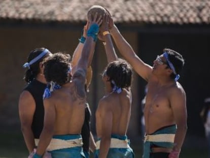 Un grupo de mexicanos rescata el deporte de aztecas, mayas y totonacas a través de una adaptación del juego original en 17 estados de su país