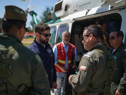 Gabriel Boric se reúne con equipos de emergencia para atender las zonas afectadas por el incendio en Valparaíso, Chile.