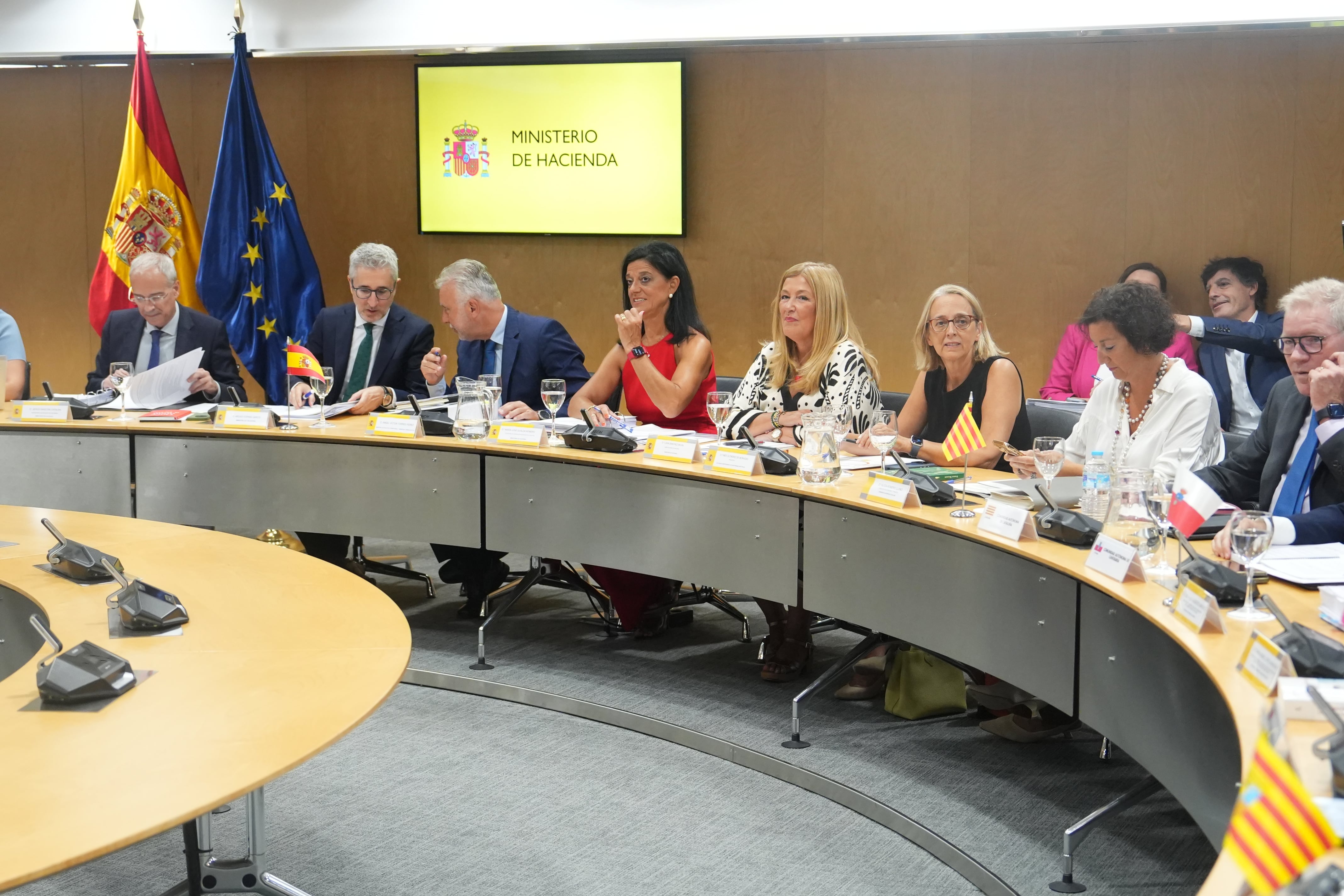 El Gobierno sienta a las comunidades del PP en la reunión con Hacienda a pesar del plantón de Ayuso