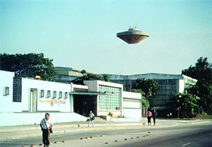 <b></b><i>Objetos sobre La Habana </i>(2000), obra de Rubén Gutiérrez que puede verse en la exposición de nuevo arte mexicano.