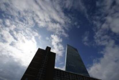 The tower of the new European Central bank (ECB) (R) is pictured next to the former market hall &#039;Grossmarkthalle&#039; at the site of the new ECB headquarters in Frankfurt, September 11, 2014.  REUTERS/Ralph Orlowski (GERMANY - Tags: BUSINESS SOCIETY)