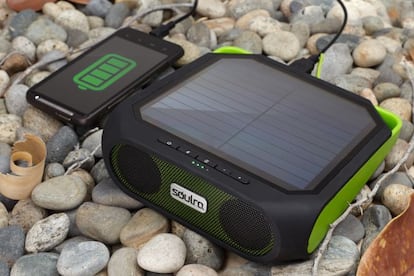 Sin cables y sin descanso. El altavoz portátil Rukus Xtreme funciona mediante energía solar, se conecta a cualquier dispositivo por 'bluetooth' e, incluso, permite cargar la batería de estos mediante un cable USB. Precio: 130 euros. Soulracorp.com