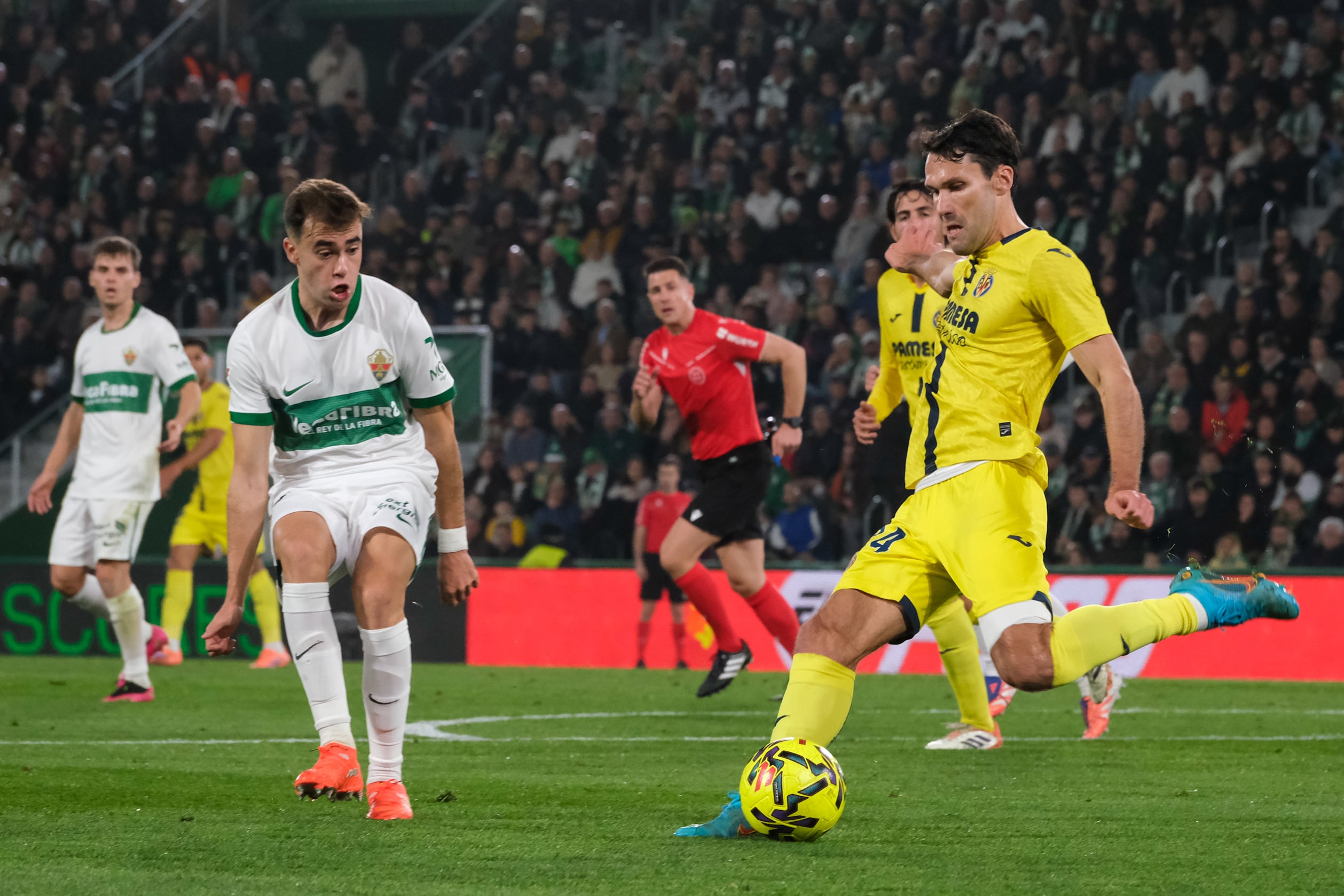 Despierta Mikautadze y el Villarreal atiza a un Elche desorientado