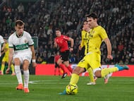 El defensa del Villarreal Alfonso Pedraza golpea el balón ante Mendoza.