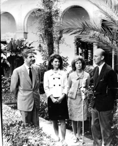 Luis Martínez de Irujo (izquierda) con Jacquiline Kennedy y Cayetana Fitz James Stuart durante una visita al palacio de Dueñas en Sevilla.