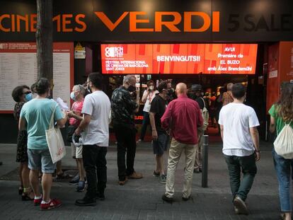 Ambient a l'entrada dels cinemes Verdi durant la celebració del BCN Film Fest.