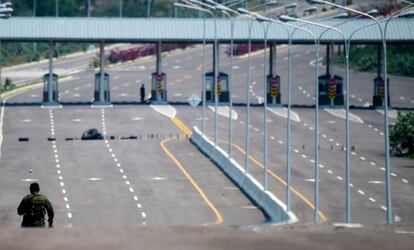 Un militar venezolano monta guardia en el bloqueo del puente de Tienditas en la frontera. El envío de ayuda, a través de Colombia, Brasil y una isla del Caribe no concretada, es una iniciativa del presidente interino de Venezuela, Juan Guaidó, apoyada por Washington y Bogotá. Nicolás Maduro rechaza la ayuda al considerarla tanto una “agresión” como una excusa para una intervención en Venezuela.