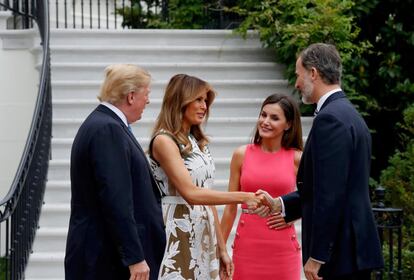 El rey Felipe VI saluda a la primera dama Melania Trump en presencia de la reina Letizia y Donald Trump.