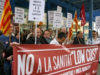 Concentració de metges a l'hospital de Palamós.