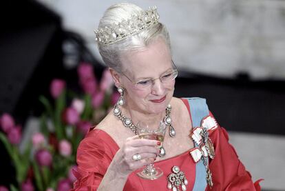 Margarita de Dinamarca ha celebrado con una gran cena de gala su 70º cumpleaños. También ofreció una conferencia de prensa en la que habló de sus planes de futuro, que no pasan ni por abdicar -"todavía tengo mucho trabajo que hacer"- ni por dejar una de sus aficiones: fumar. La reina de los daneses es además diseñadora y jardinera aficionada. Margarita aprovechó la ocasión para alabar el trabajo de Mary, esposa de Federico, su hijo y heredero, de quien dijo que será "una gran reina". La reina se opuso durante algún tiempo a la boda.