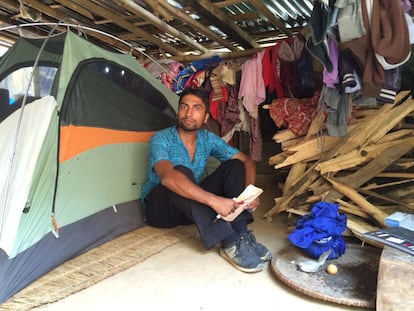 Prashneel Nepal, maestro de Teach for Nepal vive en una tienda de acampar desde el 25 de abril que el terremoto derrumbó la casa donde vivía, en la aldea de Jhulosiruwari. Asegura que quiere ayudar a niños de escuelas públicas a tener mejor educación y tener más oportunidades.