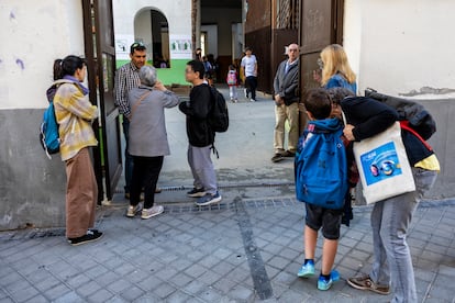 Entrada de alumnos del CEIP Vázquez de Mella del centro de Madrid tras el apagón del lunes.