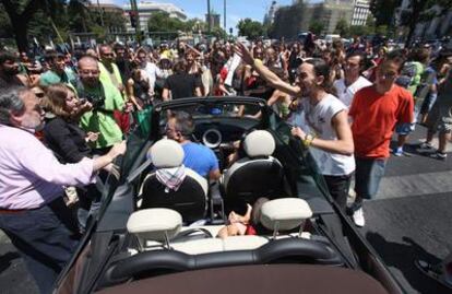 Un grupo de indignados para el tráfico en Cibeles.