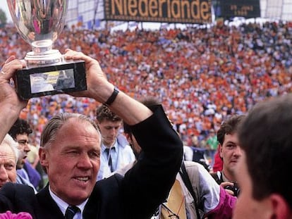 Rinus Michels levanta el trofeo de la Euro 88.