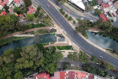 Vista de la Calzada de la Viga que divide el Canal Nacional entre las alcaldías Coyoacán e Iztapalapa. 