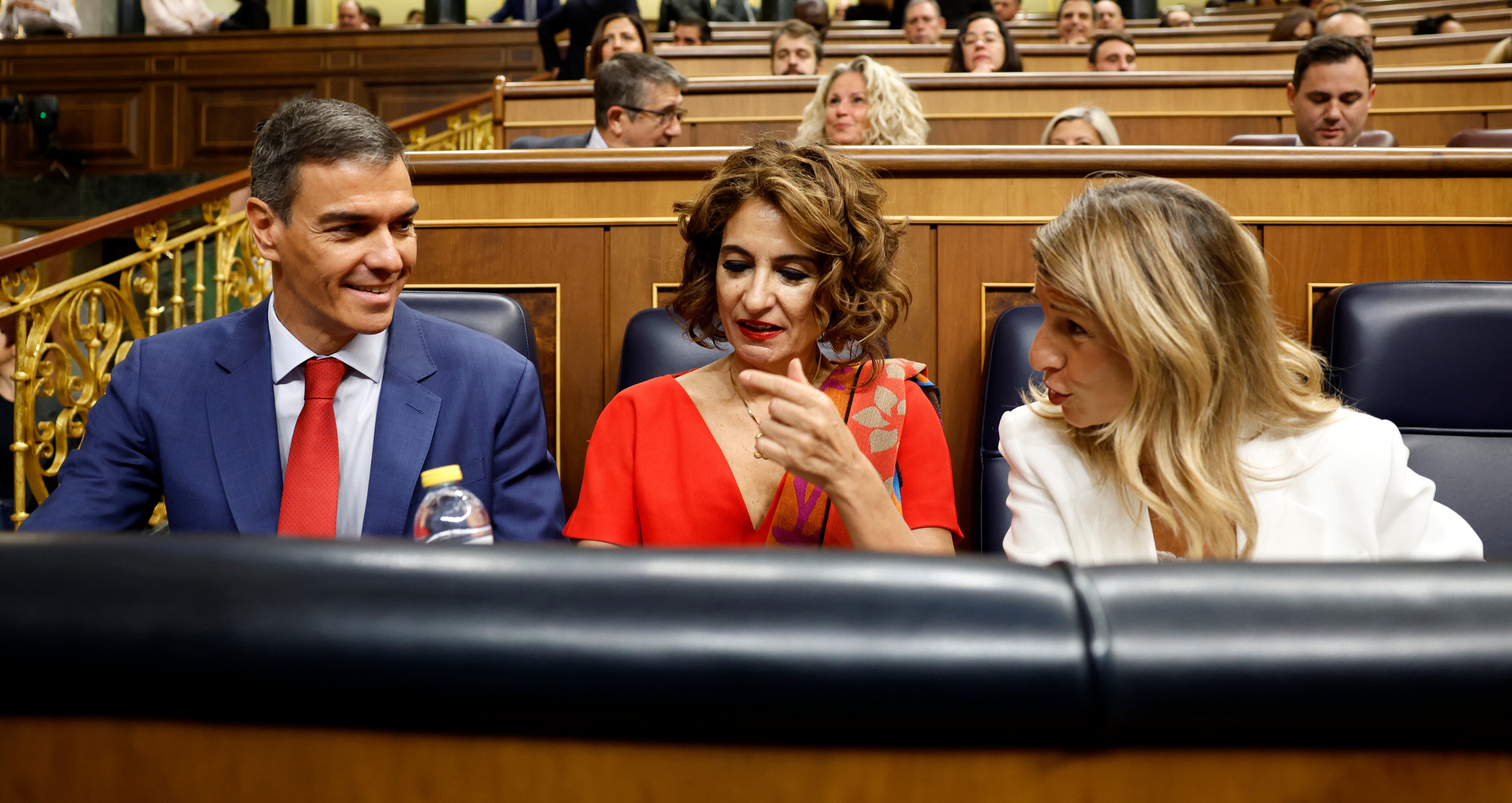 Pedro Sánchez, junto a María Jesús Montero y Yolanda Díaz, en el Congreso de los Diputados.