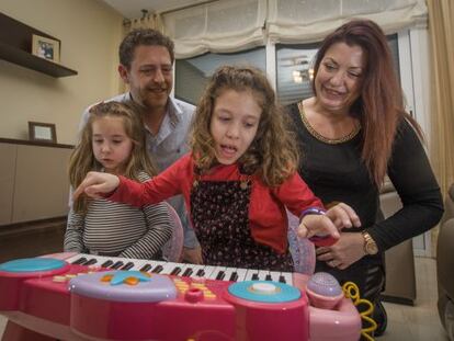 La Sheyna, que té una malaltia rara, juga amb els seus pares i la seva germana petita a casa seva, a Castelldefels (Baix Llobregat)