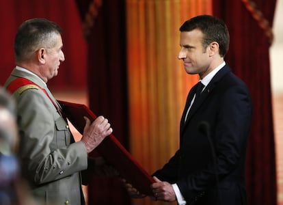 Emmanuel Macron recibe el Gran Collar de la Legión de Honor durante su investidura como nuevo presidente de Francia.