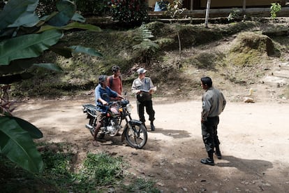 Los guardaparques Dario Cartagena y Ciro Antonio Gonzales realizan el control de ingreso de personas al Parque Nacional y Area Protegida Madidi.