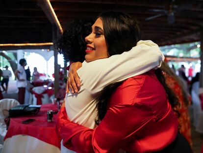 Mayra Flores, vestida de rojo, abraza a una simpatizante la tarde del martes en San Benito, Texas.