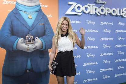 Shakira, ayer en el preestreno de 'Zootrópolis'. Detrás, el minúsculo y entrañable villano-musaraña inspirado en 'El padrino'