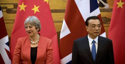 Theresa May junto al primer ministro chino, Li Keqiang.