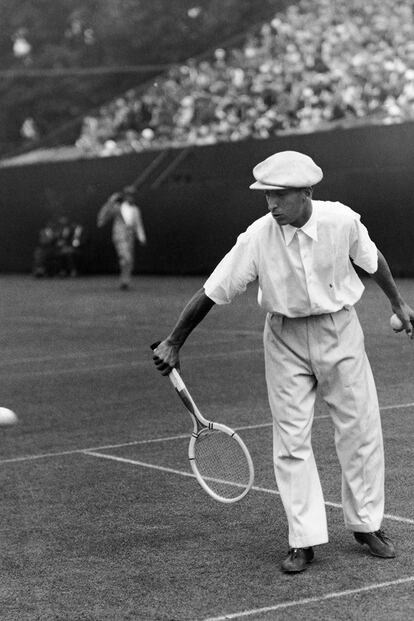 Sin embargo, el polo tal y como lo conocemos hoy surgi en 1933 cuando la estrella del tenis Jean Ren Lacoste (en la imagen), conocido en la cancha como le Crocodile, decidi mejorar el conjunto que utilizaba para practicar este deporte apostando por un top de manga corta en algodn piqu al que bord un peque?o logo de cocodrilo en el pecho.