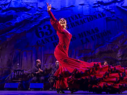 La bailaora flamenca japonesa La Yunko Hagiwara, ganadora del Desplante Femenino del Festival Internacional del Cante de Las Minas de La Unión (Murcia), durante un momento de su actuación el pasado 10 de agosto en el Mercado Público de La Unión.