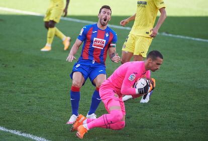 Asenjo atrapa el balón ante Sergi Enrich.