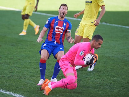 Asenjo atrapa el balón ante Sergi Enrich.