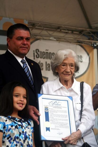 Spanish writer and recent Cervantes Prize winner Ana María Matute was awarded the key to the city of San Juan during the II Festival de la Palabra.