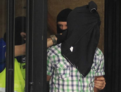 Agentes de la Polic&iacute;a Nacional trasladan a uno de los tres presuntos yihadistas marroqu&iacute;es detenidos el mi&eacute;rcoles en Madrid.
