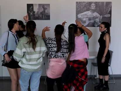 Niñas gitanas, con su monitora en el centro cultural del Polígono Sur, donde han instalado 'La casa de los sueños' como parte de la investigación de la Universidad de Sevilla.