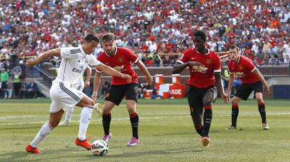 Cristiano Ronaldo con Buttner, Blackett y Jones del United.