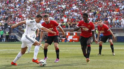 Cristiano Ronaldo con Buttner, Blackett y Jones del United.  