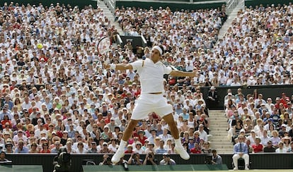 Federer devuelve la pelota a Nadal durante una final de Wimbledon, que se disputa en el All England Lawn Tennis Club.