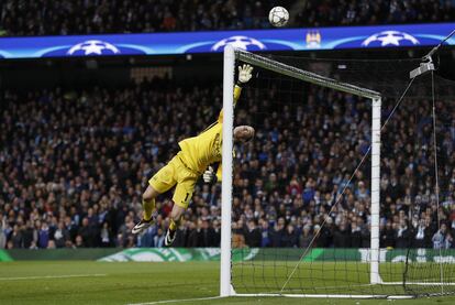 El portero del Manchester City Joe Hart mira el balón lanzado por Jese.