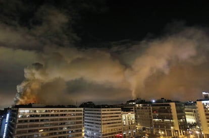 Columnas de humo sobre la plaza de la Constitución de Atenas.