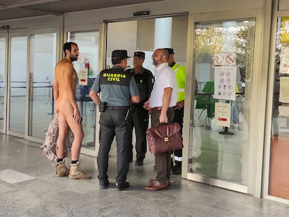Alejandro C., el pasado 27 de septiembre, cuando trató de acceder a la Ciudad de la Justicia de Valencia desnudo.
