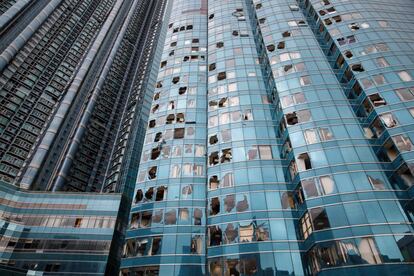 Una vista general de un edificio comercial en el puerto con algunas ventanas dañadas por el paso del tifón Mangkhut en Hong Kong.