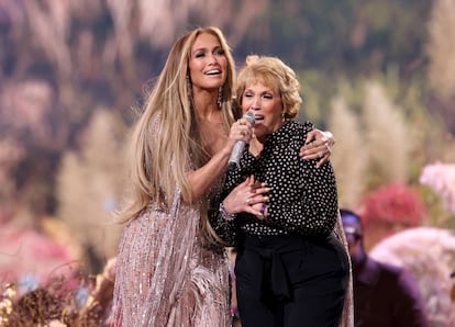 Jennifer López canta con su madre, Guadalupe Rodríguez, 'Sweet Caroline'. 