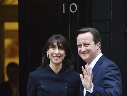 David Cameron amb la seva dona, al n&uacute;mero 10 de Downing Street.