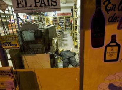 El cuerpo de un hombre que acaba de ser asesinado yace en el suelo de una licorería en Tijuana.