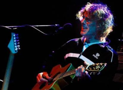 El cantante argentino Luis Alberto Spinetta, durante un concierto en Santiago de Chile en abril de 2004