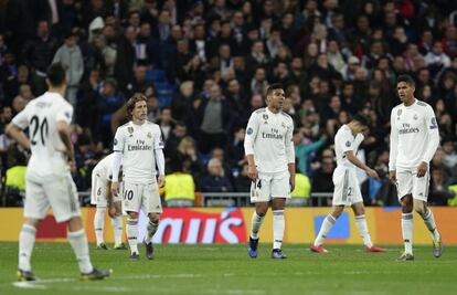 Los jugadores del Real Madrid se lamentan tras el cuarto gol del Ajax.