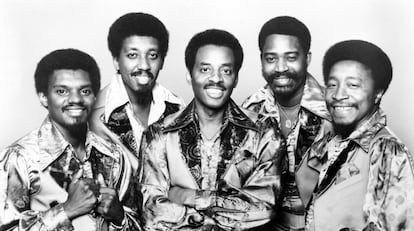 Earl Young, en el centro, cuando formaba parte del grupo The Trammps, en 1977.