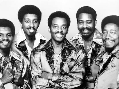 Earl Young, en el centro, cuando formaba parte del grupo The Trammps, en 1977.